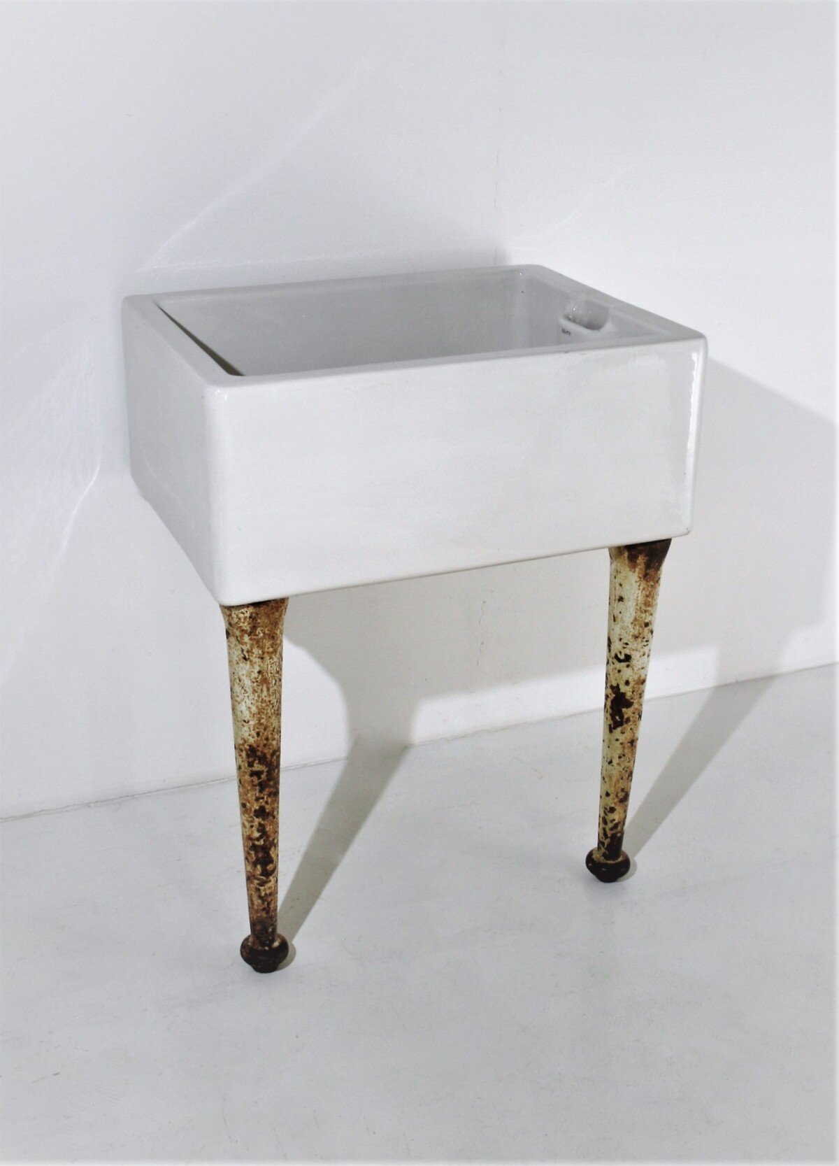 Belfast Sink On Cast Iron Pedestal