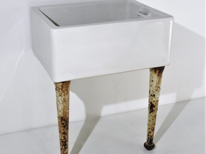 Belfast Sink On Cast Iron Pedestal