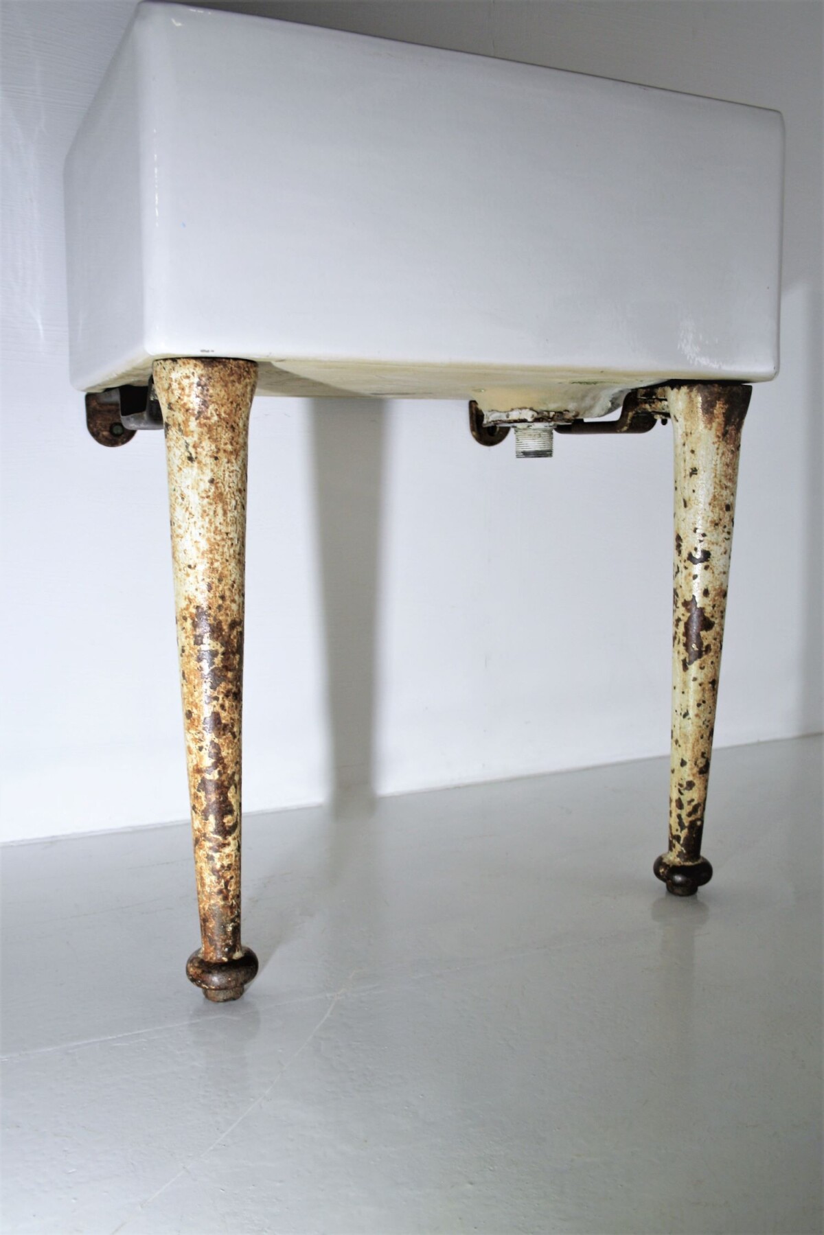 Belfast Sink On Cast Iron Pedestal - Image 2
