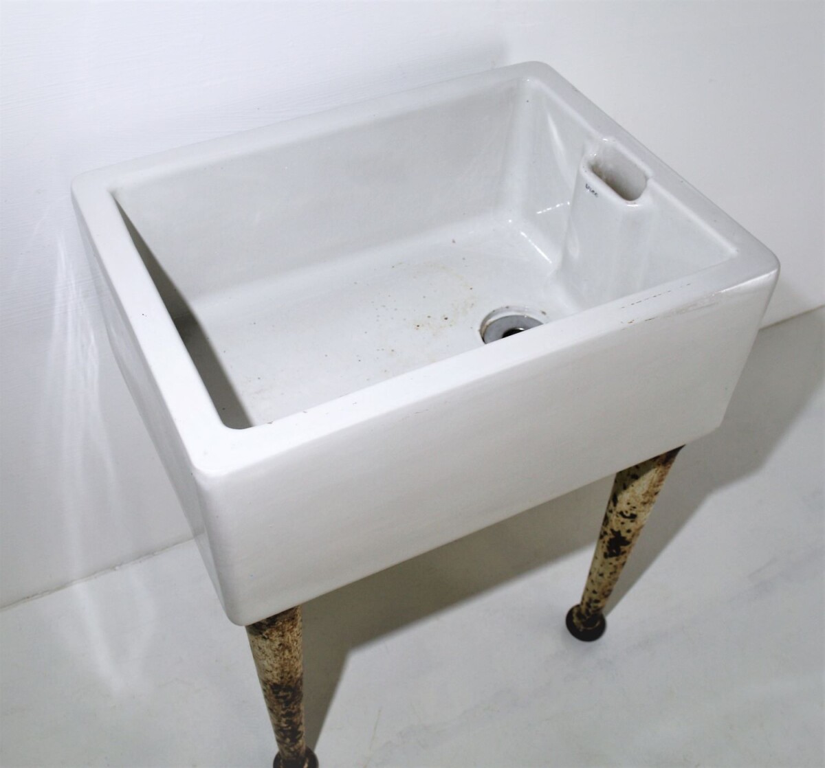 Belfast Sink On Cast Iron Pedestal - Image 6