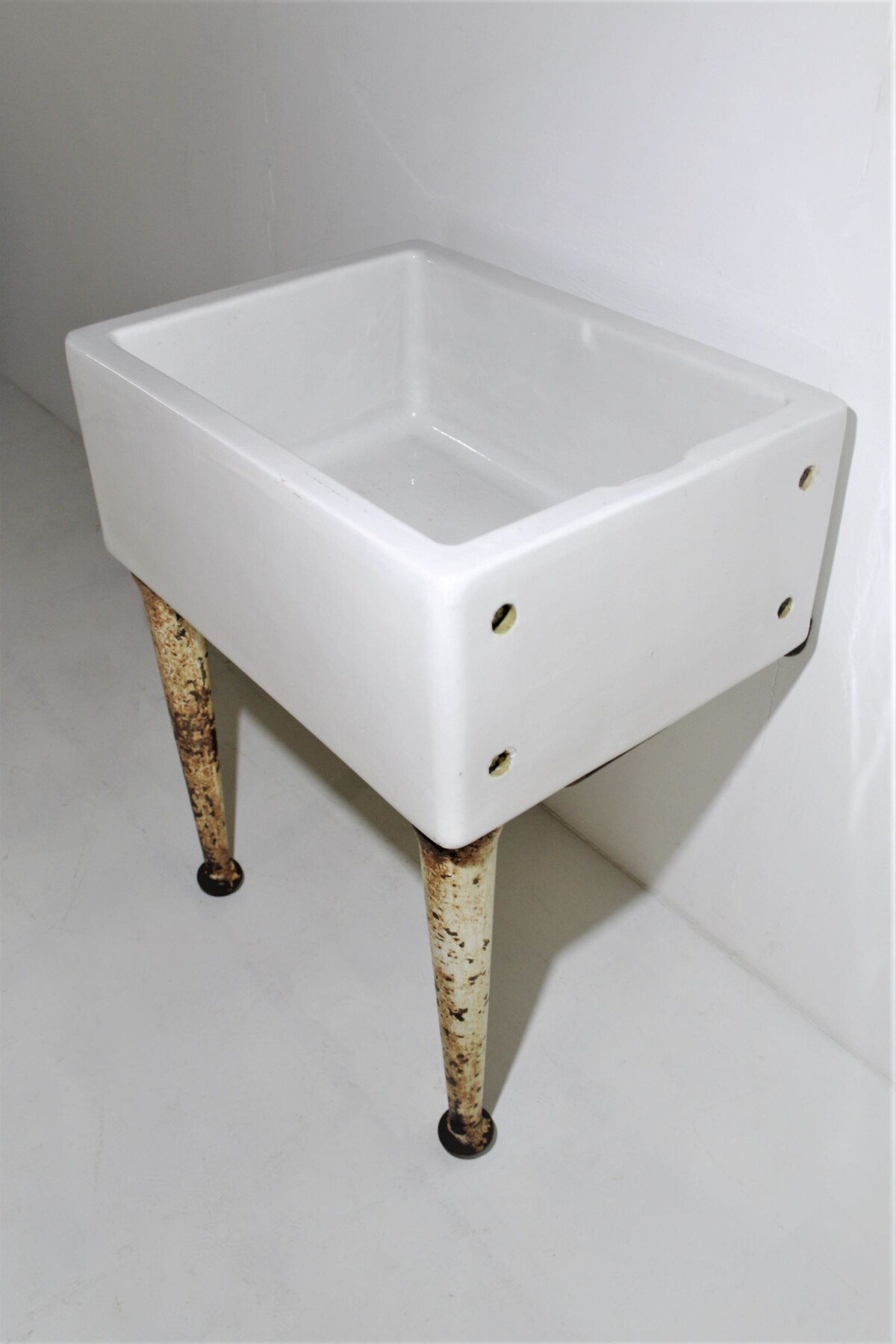 Belfast Sink On Cast Iron Pedestal - Image 5