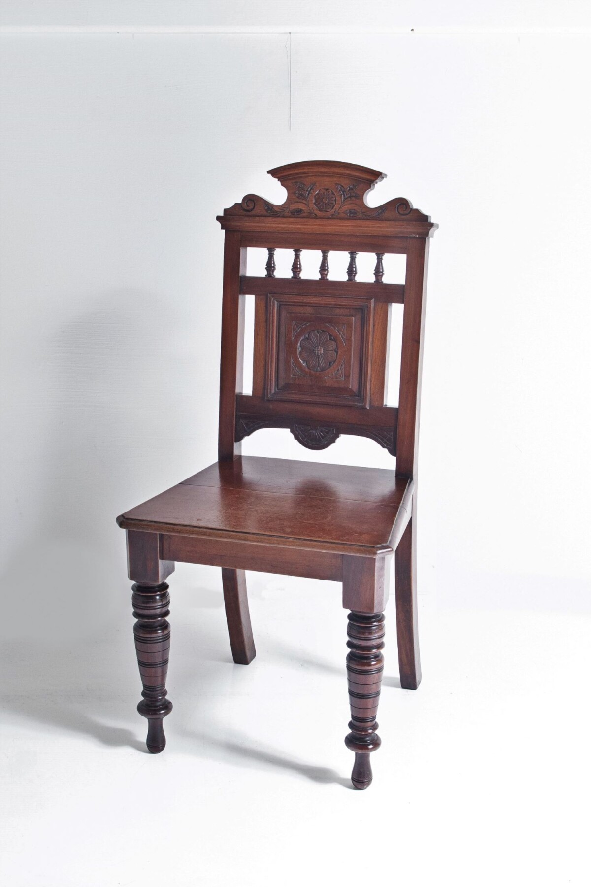 Aesthetic Hall Chair