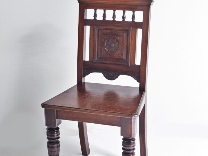Aesthetic Hall Chair