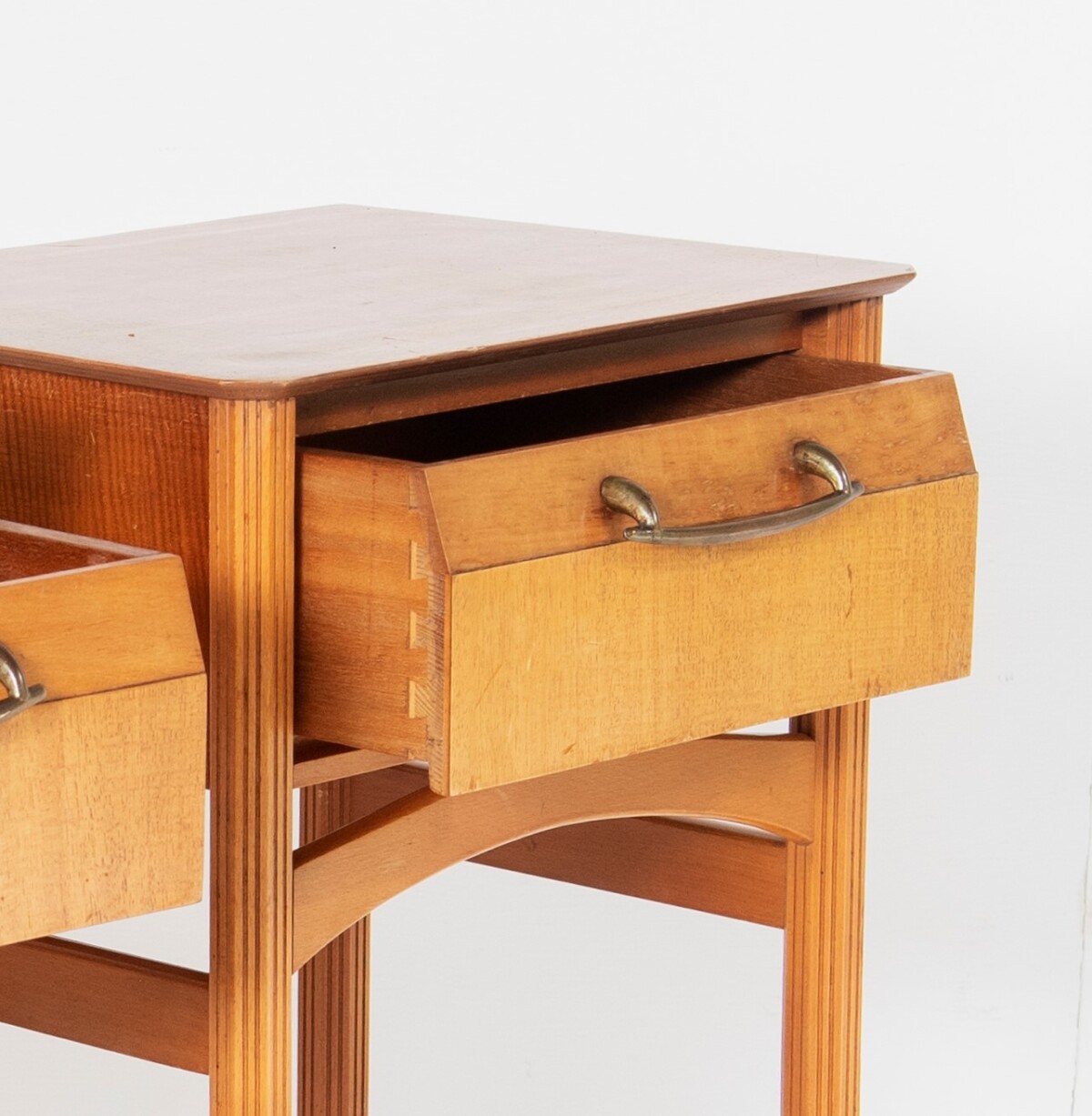 A Pair of Italian Mid Century Maple Bedside Tables | Stylish Side Tables - Image 2
