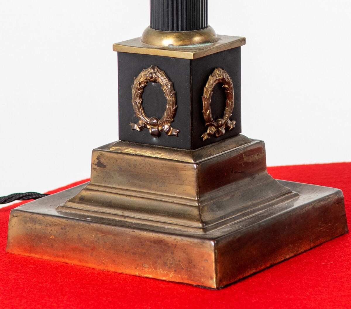 Elegant Vintage Brass Corinthian Column Table Lamp with Black Enamel Fluted Column - Image 4
