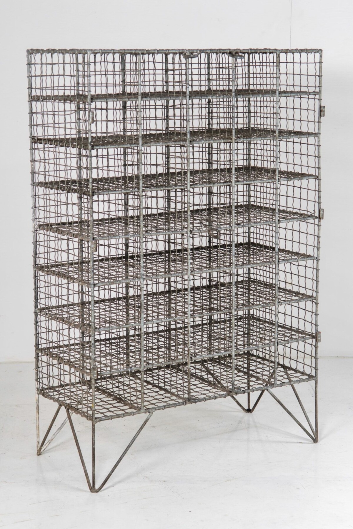 1950s Mid Century Industrial Wirework Steel 40 Bottle Wine Drinks Rack Cage - Image 4