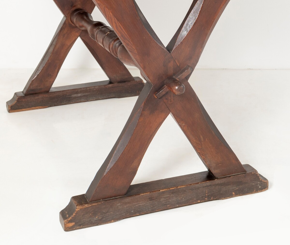 A wonderful ecclesiastical X-frame church dining refectory table desk | English Circa 1850 - Image 12