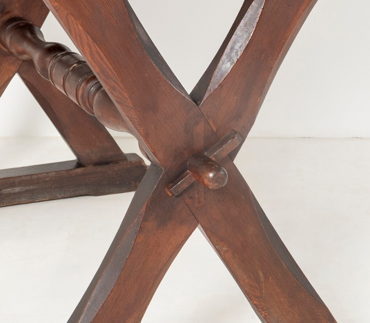 A wonderful ecclesiastical X-frame church dining refectory table desk | English Circa 1850 - Image 11