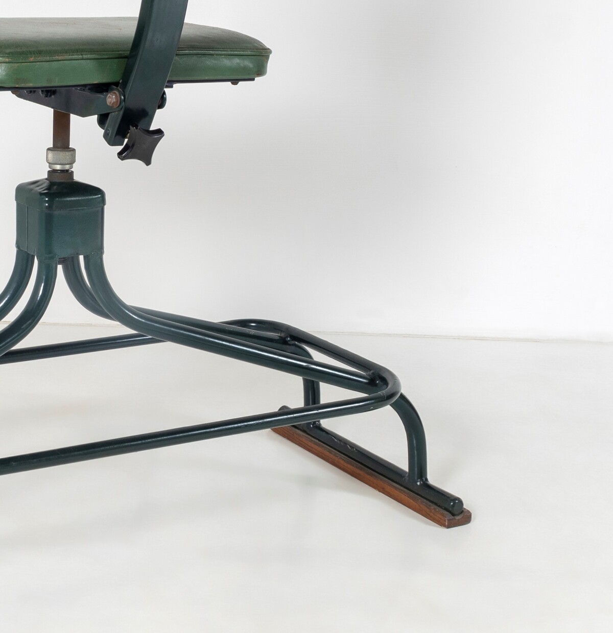 Original 1950s Industrial Factory Swivel Stool by Evertaut | Guitarist Stool Guitar Splayed Seat | High desk Stool - Image 11