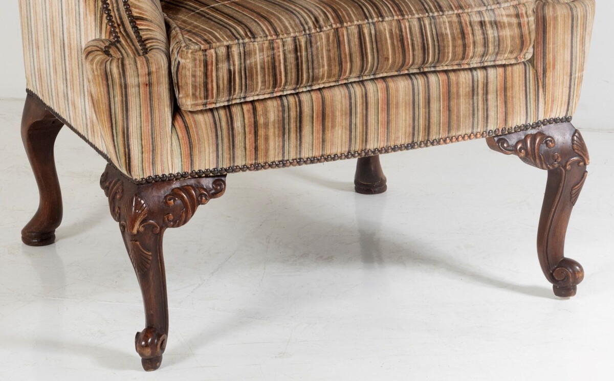 Stylish George III style wing back armchair in original striped upholstery - Image 15