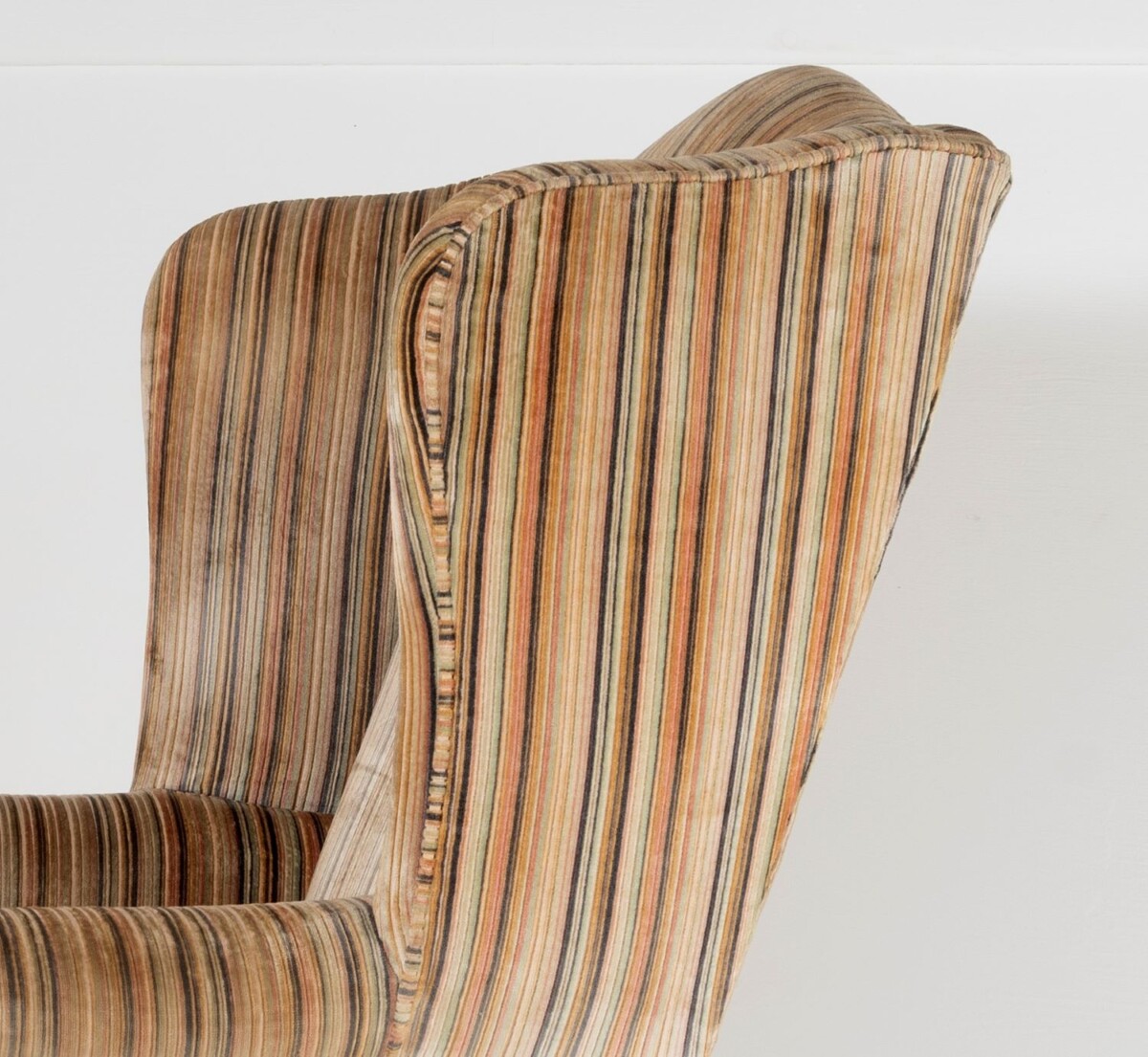 Stylish George III style wing back armchair in original striped upholstery - Image 4