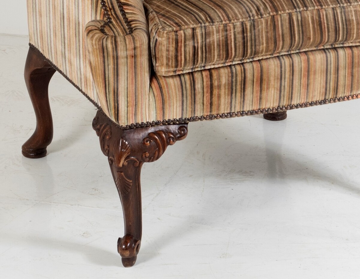 Stylish George III style wing back armchair in original striped upholstery - Image 8