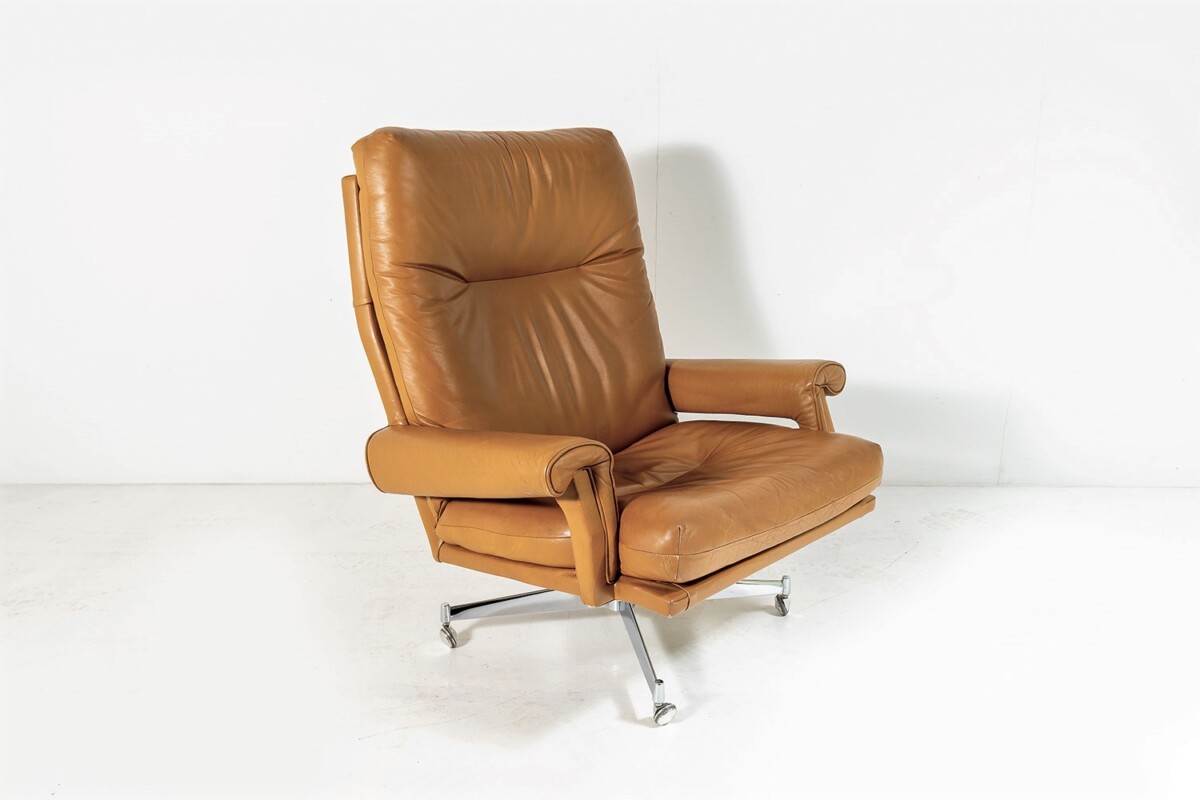 A Pair of 1960s Mid Century Howard Keith Tan Leather Swivel Chairs with Footstool on Chrome Base - Image 3
