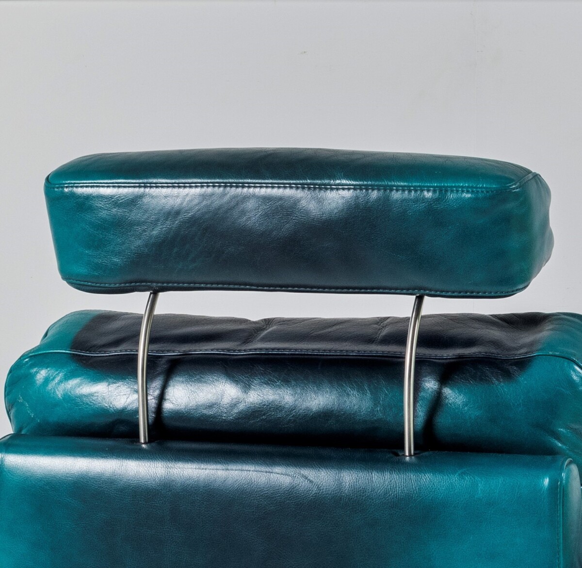 A Vintage 1980s Brutalist Green Leather Recliner Armchair - Image 7