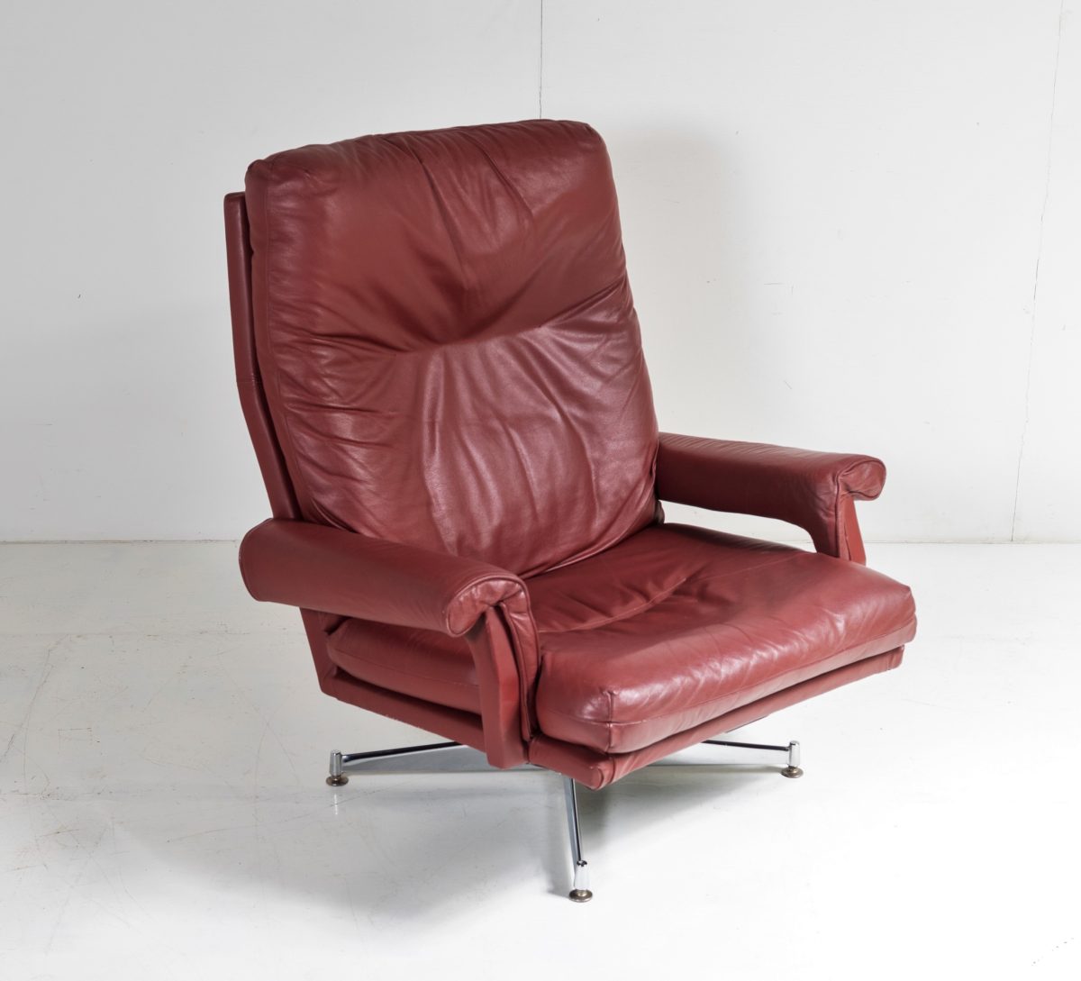 A Pair of 1960s Mid Century Howard Keith Leather Swivel Chairs on Chrome Base - Image 11