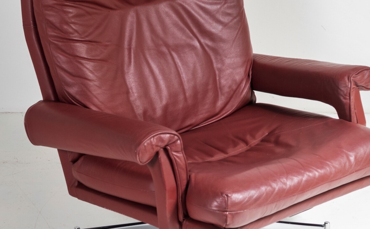 A Pair of 1960s Mid Century Howard Keith Leather Swivel Chairs on Chrome Base - Image 9