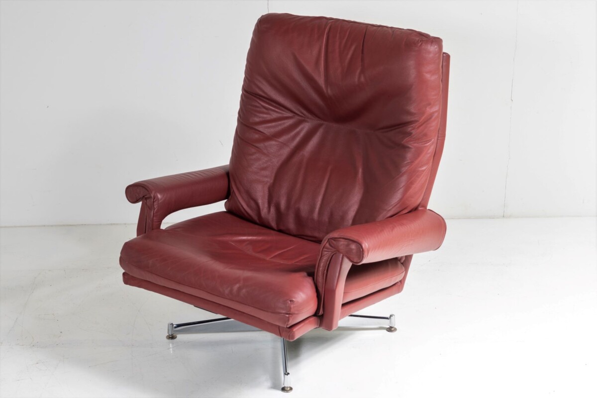 A Pair of 1960s Mid Century Howard Keith Leather Swivel Chairs on Chrome Base - Image 8