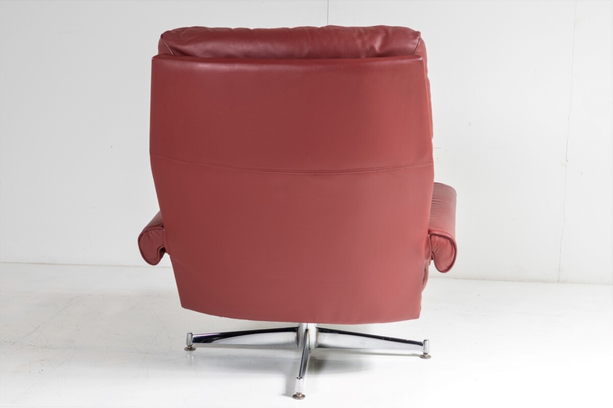 A Pair of 1960s Mid Century Howard Keith Leather Swivel Chairs on Chrome Base - Image 7