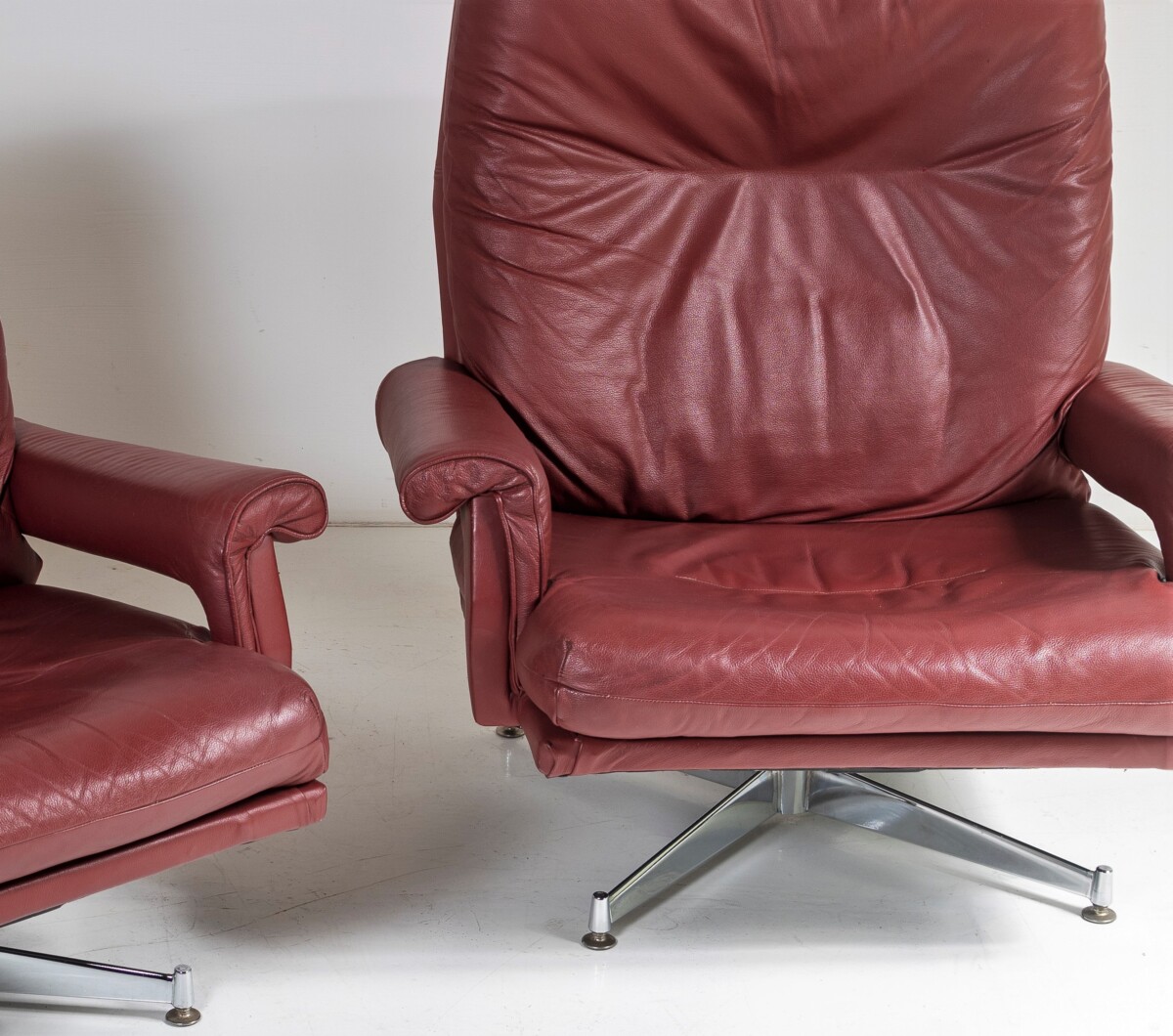 A Pair of 1960s Mid Century Howard Keith Leather Swivel Chairs on Chrome Base - Image 5