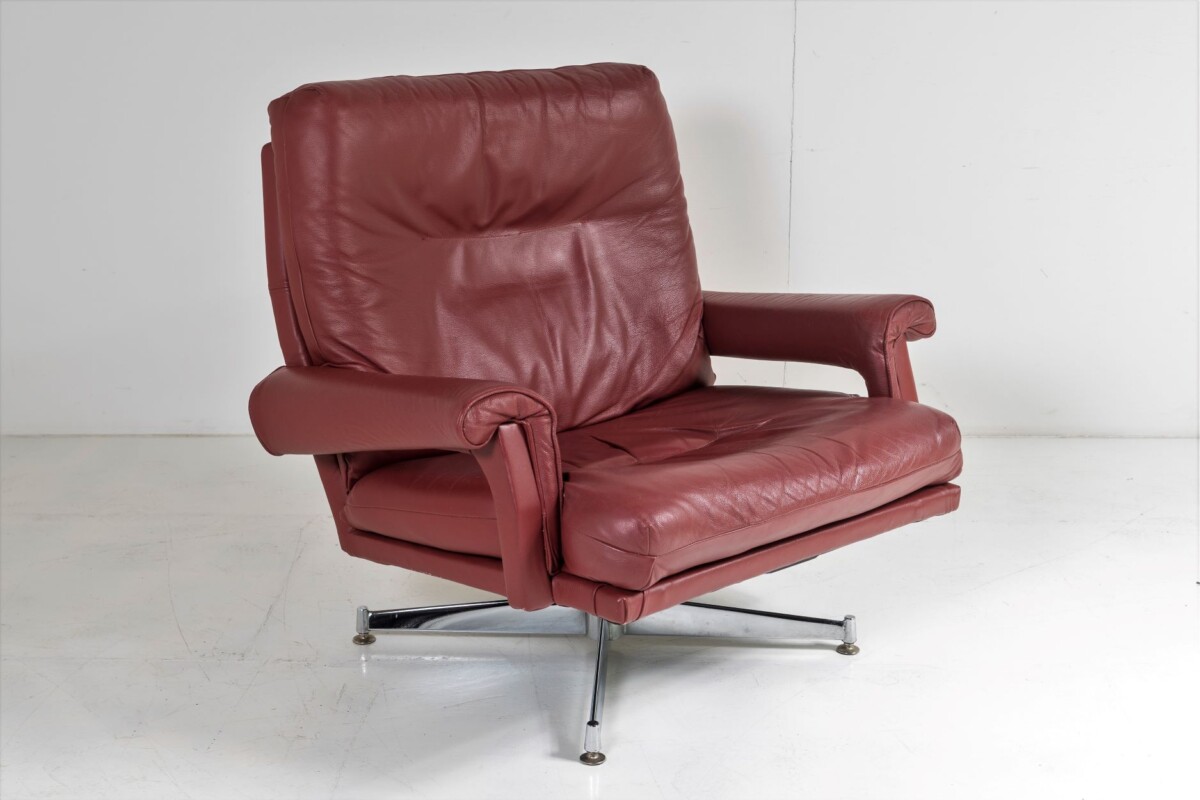 A Pair of 1960s Mid Century Howard Keith Leather Swivel Chairs on Chrome Base - Image 4