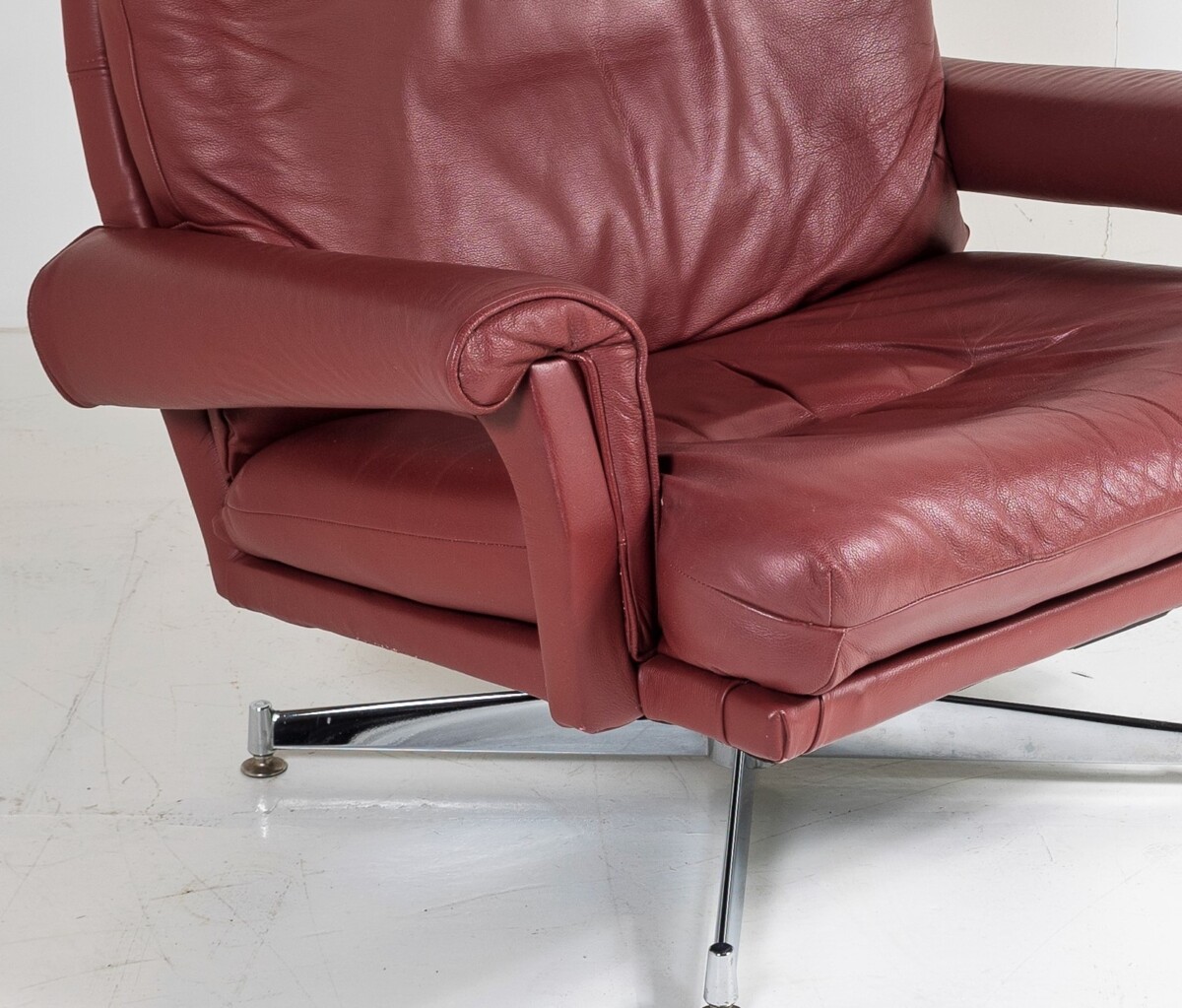 A Pair of 1960s Mid Century Howard Keith Leather Swivel Chairs on Chrome Base - Image 2