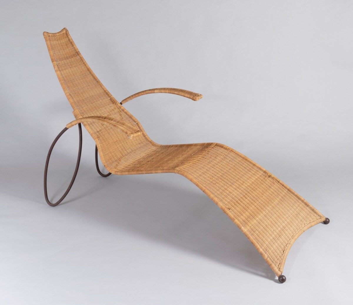 1930s Modernist Wrought Iron Frame Wicker Sun Longer Chaise with Arms and Footrest - Image 3