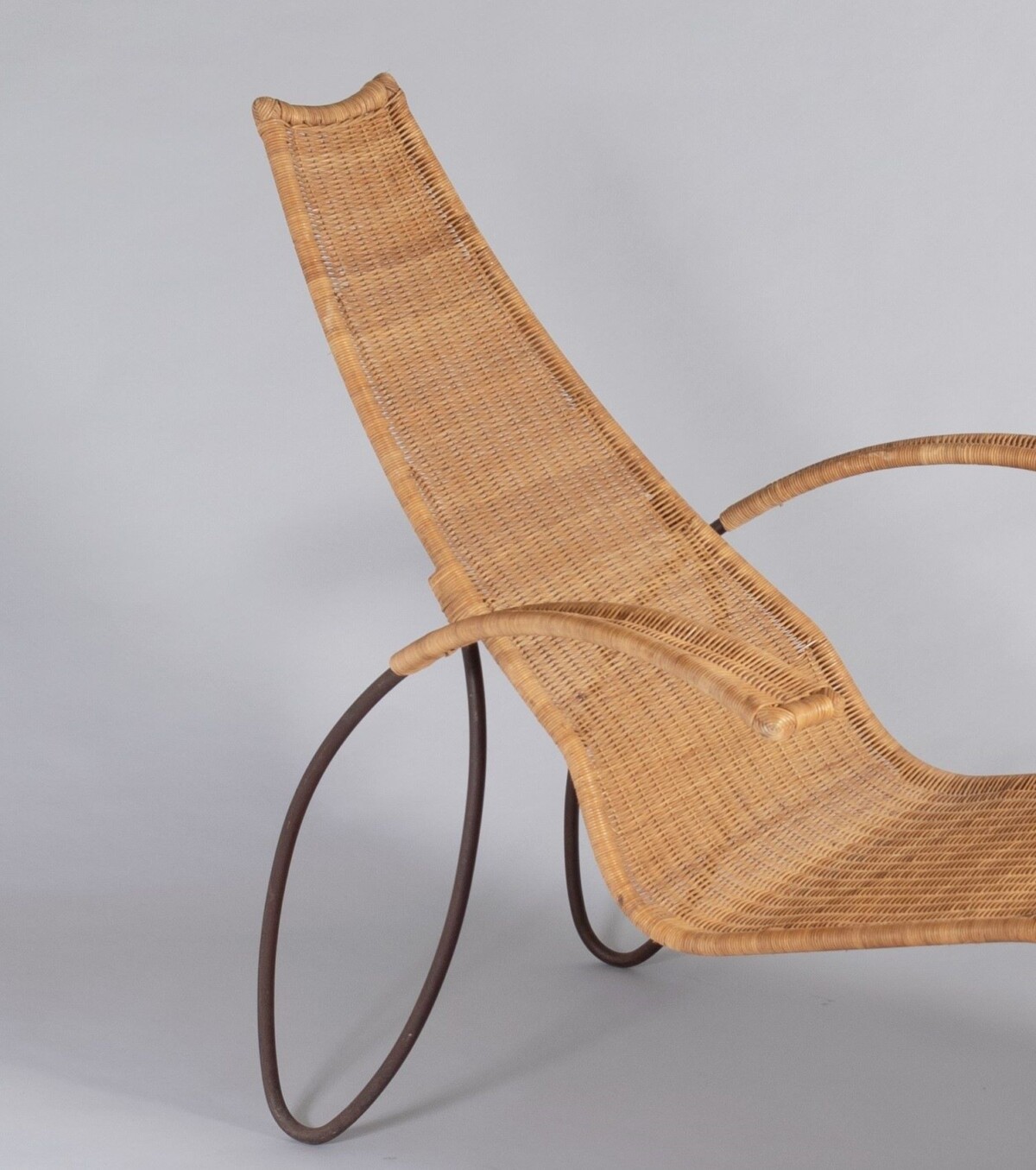 1930s Modernist Wrought Iron Frame Wicker Sun Longer Chaise with Arms and Footrest - Image 10