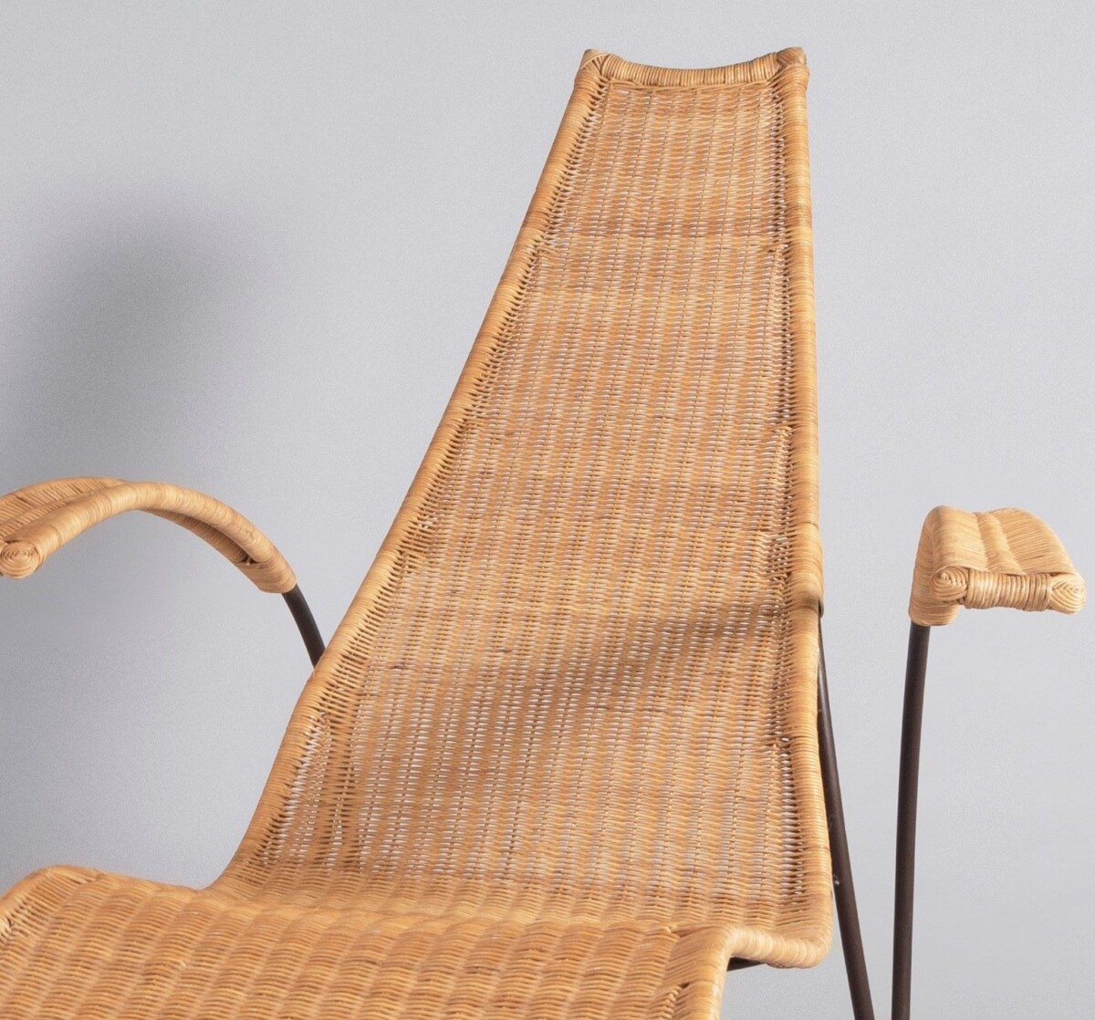 1930s Modernist Wrought Iron Frame Wicker Sun Longer Chaise with Arms and Footrest - Image 7