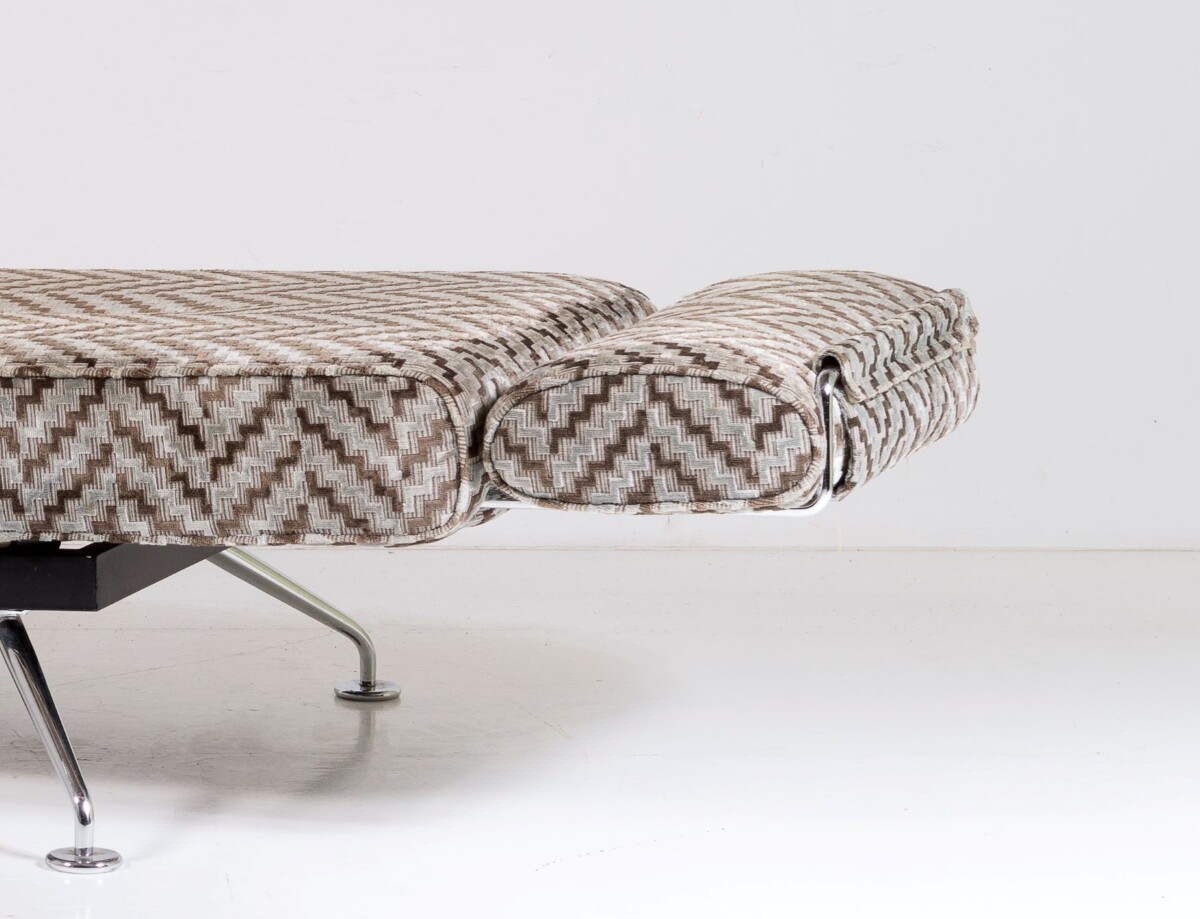 Luxury 1980s Chaise Longue Day Bed Recliner Chair in Original Stone Chevron Fabric - Image 11