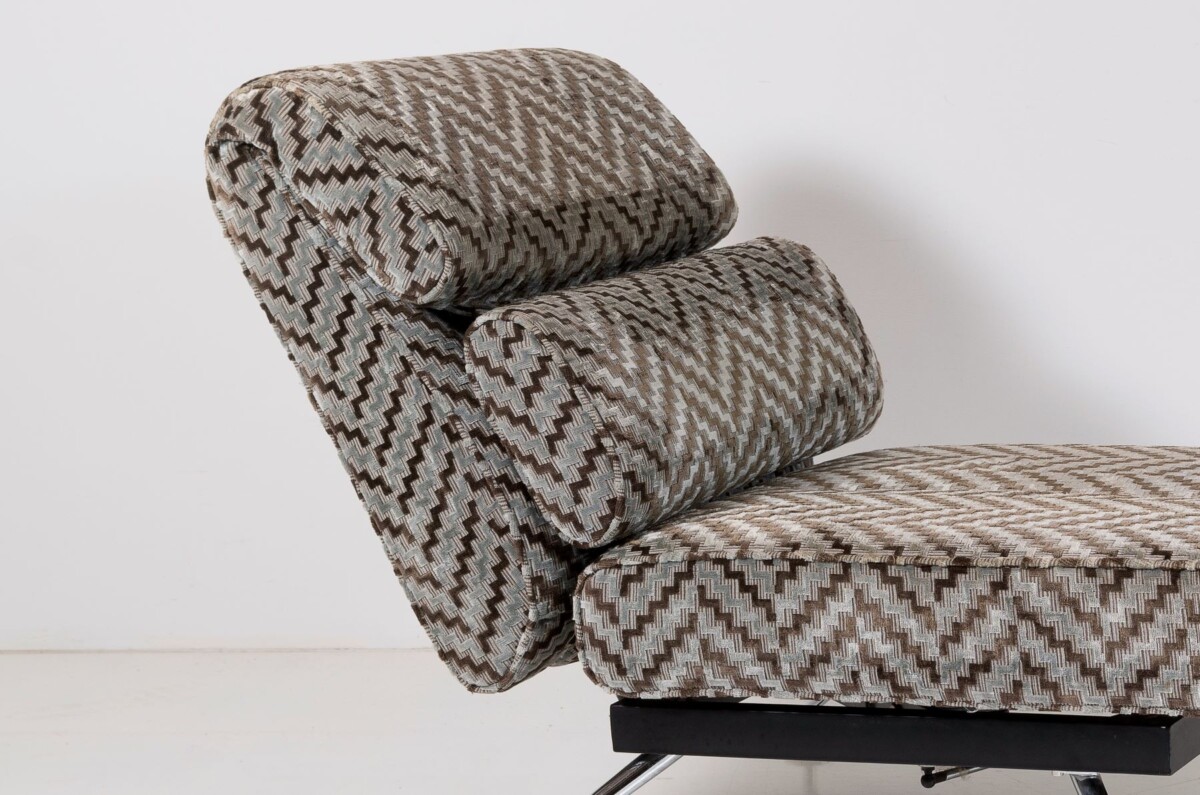 Luxury 1980s Chaise Longue Day Bed Recliner Chair in Original Stone Chevron Fabric - Image 9