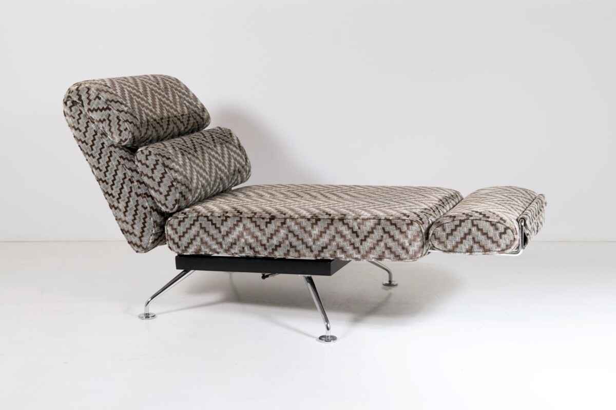 Luxury 1980s Chaise Longue Day Bed Recliner Chair in Original Stone Chevron Fabric - Image 8
