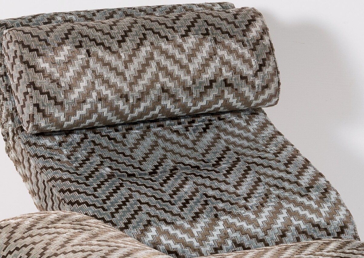 Luxury 1980s Chaise Longue Day Bed Recliner Chair in Original Stone Chevron Fabric - Image 3