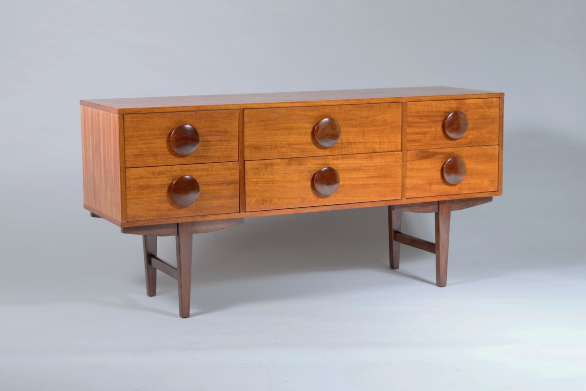 A Stylish 1960s Mid Century Button Handled Teak Sideboard  | 6 drawer Credenza - Image 13