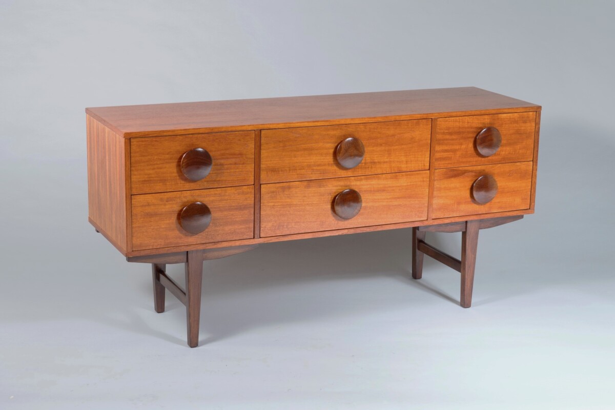 A Stylish 1960s Mid Century Button Handled Teak Sideboard  | 6 drawer Credenza - Image 3