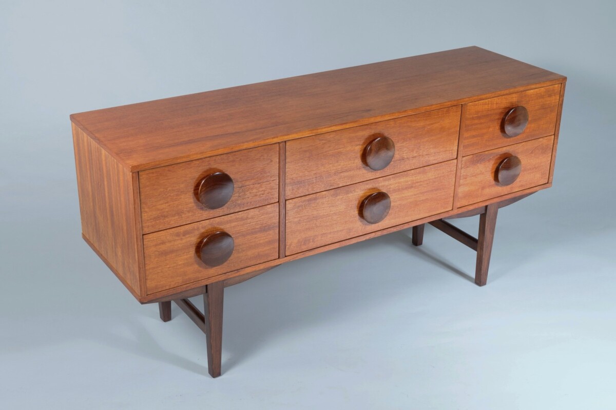 A Stylish 1960s Mid Century Button Handled Teak Sideboard  | 6 drawer Credenza - Image 6