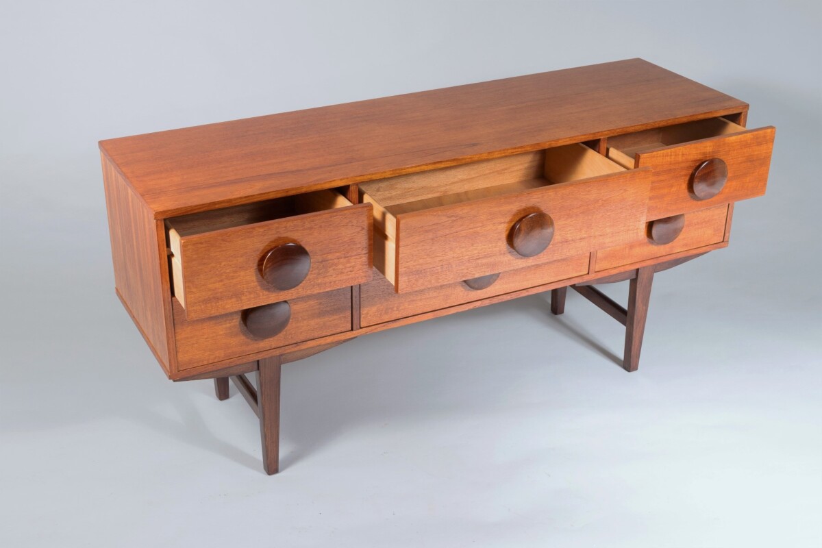 A Stylish 1960s Mid Century Button Handled Teak Sideboard  | 6 drawer Credenza - Image 12