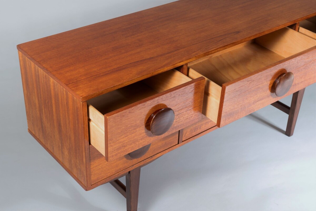 A Stylish 1960s Mid Century Button Handled Teak Sideboard  | 6 drawer Credenza - Image 11