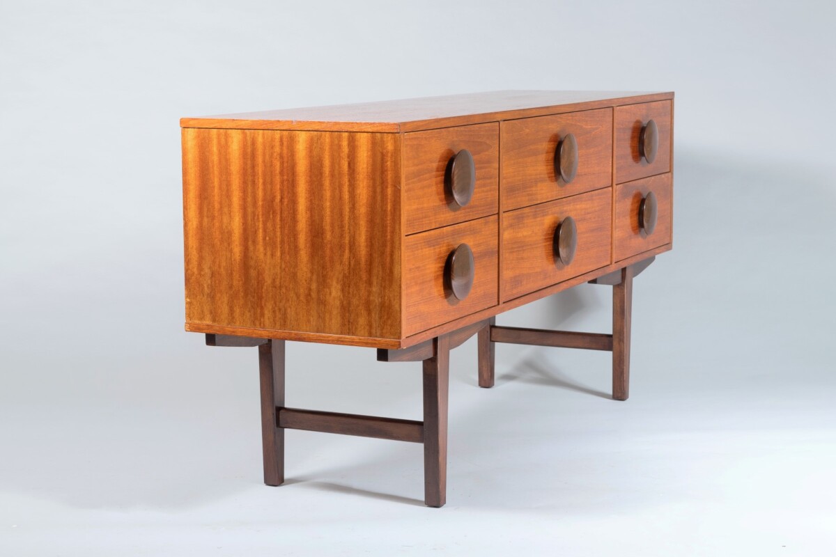 A Stylish 1960s Mid Century Button Handled Teak Sideboard  | 6 drawer Credenza - Image 4