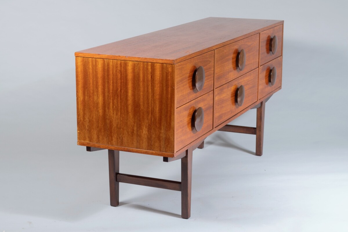 A Stylish 1960s Mid Century Button Handled Teak Sideboard  | 6 drawer Credenza - Image 5