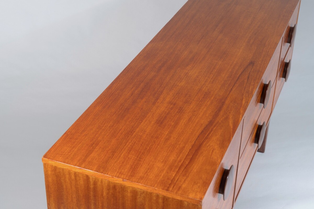 A Stylish 1960s Mid Century Button Handled Teak Sideboard  | 6 drawer Credenza - Image 10