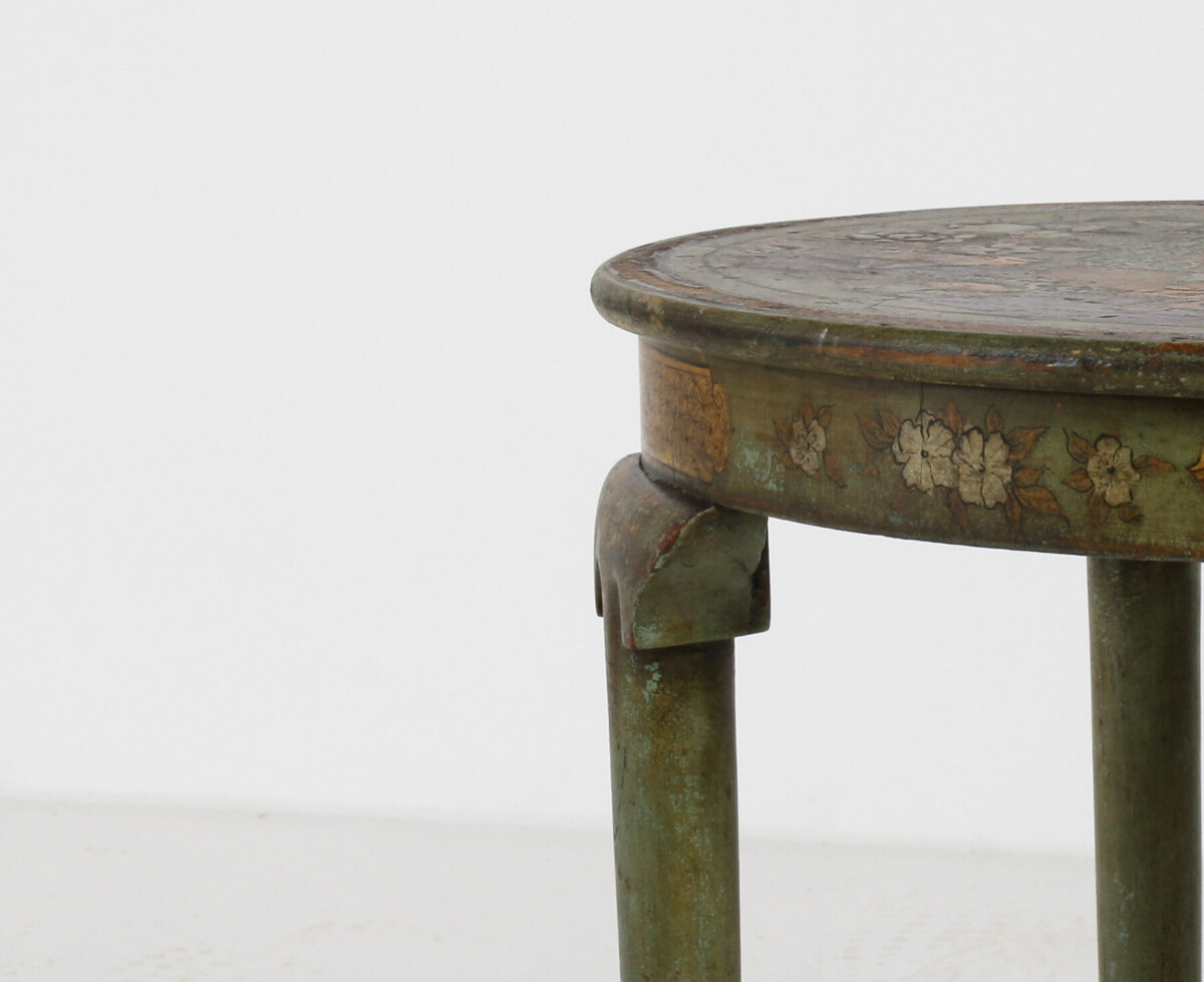 Small Petite Elegant Antique Green and Gilt Chinoiserie Occasional Side Table - Image 9