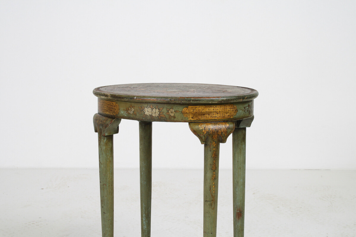 Small Petite Elegant Antique Green and Gilt Chinoiserie Occasional Side Table - Image 2