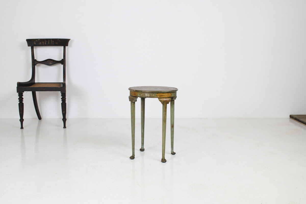 Small Petite Elegant Antique Green and Gilt Chinoiserie Occasional Side Table - Image 4
