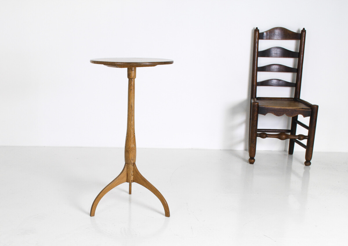 Elegant Mid Century Pedestal Side Table in Light Oak - Image 10