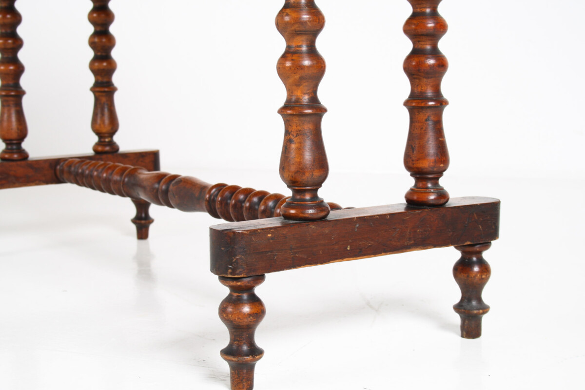 An elegant 19th Century Figured Walnut Bobbin Leg Stretcher Side Table - Image 17