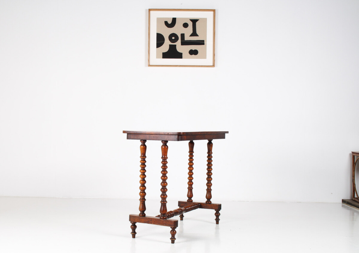 An elegant 19th Century Figured Walnut Bobbin Leg Stretcher Side Table - Image 6