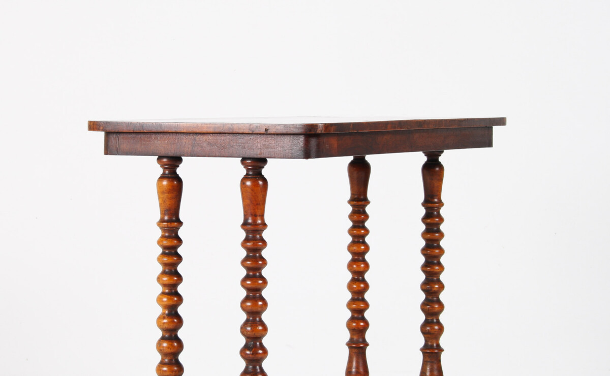 An elegant 19th Century Figured Walnut Bobbin Leg Stretcher Side Table - Image 2