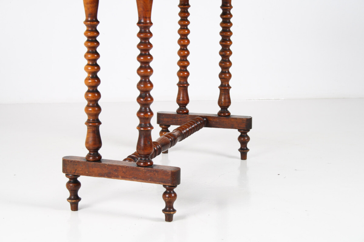 An elegant 19th Century Figured Walnut Bobbin Leg Stretcher Side Table - Image 7