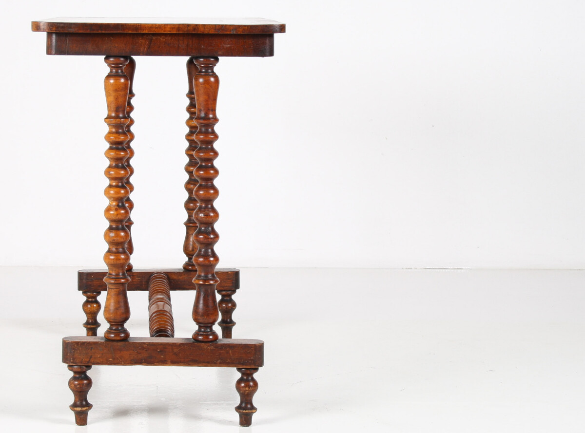 An elegant 19th Century Figured Walnut Bobbin Leg Stretcher Side Table - Image 8