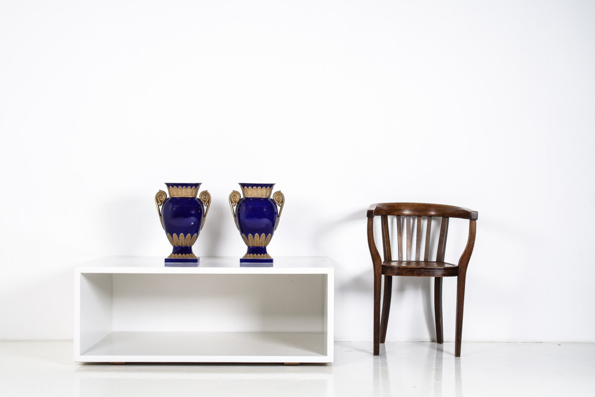 A Pair of Large Vintage 1980s Rococo Regency Vases By Agostinelli Italy for Harrods. - Image 3